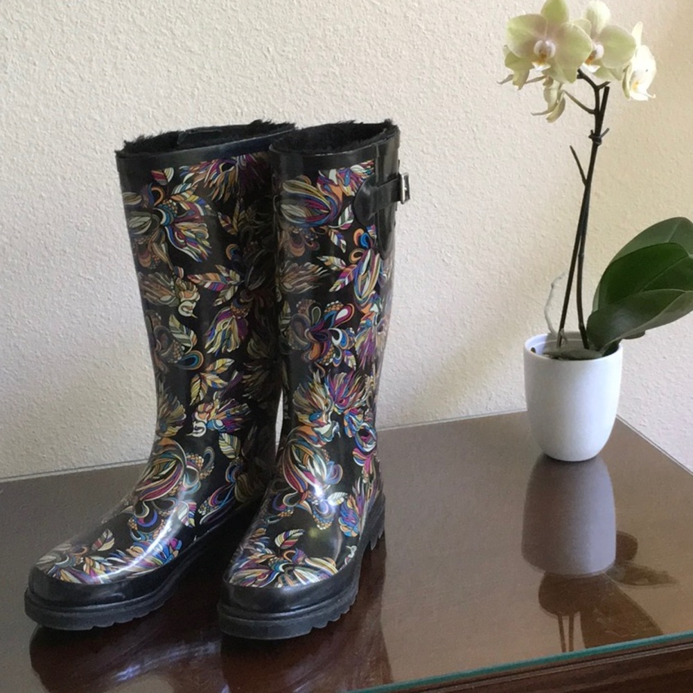 Cute, great condition rain boots.